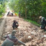 TMMD 110 Tambakrejo, TNI Gotong Royong Bangun Jalan Poros Desa Bersama warga