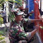 Kompak, Satgas TMMD 110 Bojonegoro Laksanakan Pengecatan Pagar Balai Desa Ngrancang