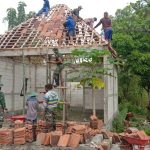 Gotong Royong, Warga Dan Satgas TMMD Kodim Bojonegoro Pasang Genteng Musholla