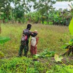 Terapkan Prokes, Satuan Tugas TMMD Bojonegoro Pakaikan Masker Kepada Warga