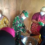 Bersama Warga, Satgas TMMD Bojonegoro Bantu Proses Pembuatan Abon