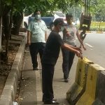 Berantas Parkir Liar, Dishub Jakbar Pasang MCB dan Spanduk Larangan Parkir di Kawasan Puri Kembangan