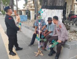 Tiga Polisi Jambi Terlihat Akrab ,Bersahabat dan Borong Penjual Kitiran Keliling