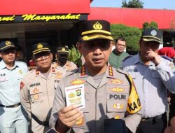 Jaga Netralitas Polri di Kota Tangerang, Kapolres Bagikan Buku Saku Pedoman