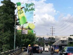 Membahayakan, Warga Minta Pemkot Jakbar Bongkar Reklame di Jalan Daan Mogot