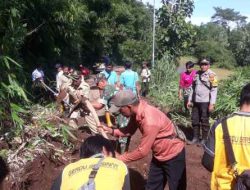 Polri Bersama TNI dan BPBD ‘Gercep’ Tangani Dampak Banjir dan Tanah Longsor di Bondowoso