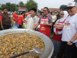 Masak Besar Bareng Influencer Kuliner, Maryono Bagi-bagi Takjil ke Warga